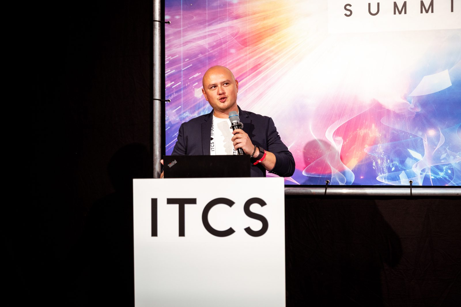 René Eck am Rednerpult des IT & Career Summit