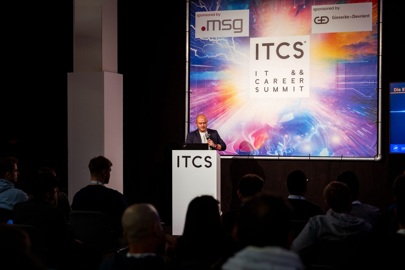 René Eck auf der Bühne des IT & Career Summit